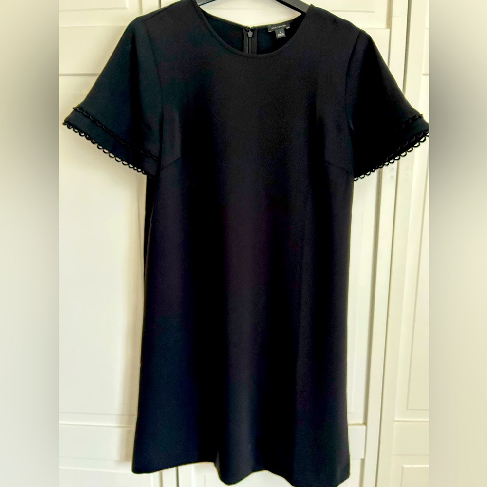 Ann Taylor Classic Black size 6 short sleeve detail dress